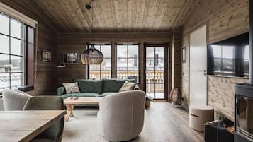 Apartamento, 3 habitaciones, sauna, vistas a la montaña | Zona de estar | Una televisión de pantalla plana