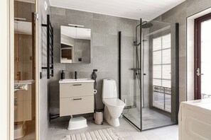 Căn hộ, 3 phòng ngủ, ban công, quang cảnh núi | Phòng tắm