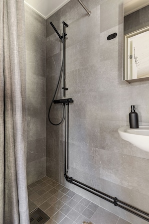 Apartment, 3 Bedrooms, Sauna, Mountain View | Bathroom