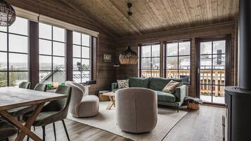 Huoneisto, 3 makuuhuonetta, sauna, vuoristonäköala | Oleskelualue | Taulutelevisio