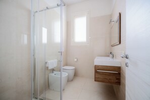 Bathroom - Vrbo Property (Melendugno)