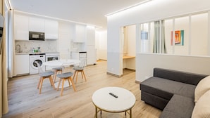A modern apartment with a kitchen, dining area, and living room. - Cœur Batignolles-Europe-2 rooms-charm-Paris 8 (Paris)
