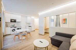 Eine moderne Wohnung mit Küche, Essbereich und Wohnzimmer.