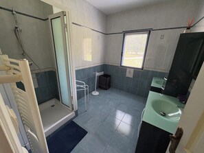 Bathroom - Vrbo Property (Saint-Vincent-de-Cosse)