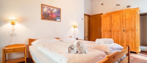 Iron/ironing board, WiFi, bed sheets