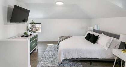 Stylish 1 Bedroom Apartment 2 stops to Naval Base!