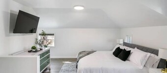 Stylish 1 Bedroom Apartment 2 stops to Naval Base!