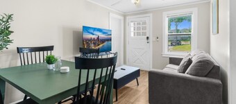 Stylish 1 Bedroom Apartment 2 stops to Naval Base!