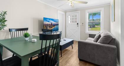 Stylish 1 Bedroom Apartment 2 stops to Naval Base!