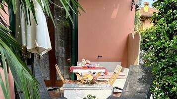 Suite Junior, patio, vista giardino | Ristorazione all'aperto