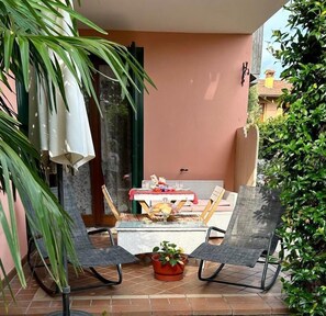 Suite Junior, patio, pemandangan kebun | Tempat makan outdoor