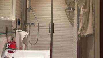 Suite Junior, patio, vista giardino | Bagno