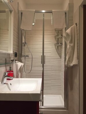 Suite Junior, patio, pemandangan kebun | Kamar mandi