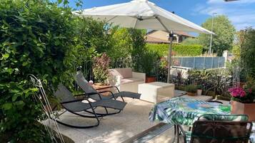 Doppia Deluxe, patio, vista giardino | Ristorazione all'aperto