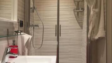 Suite Junior, patio, vista giardino | Bagno
