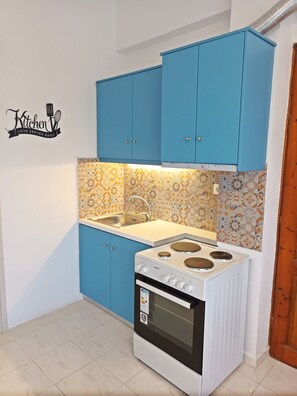 Fridge, oven, stovetop, coffee/tea maker - AELONIA - A Luxury Island Escape In Alinda, Leros (Leros)