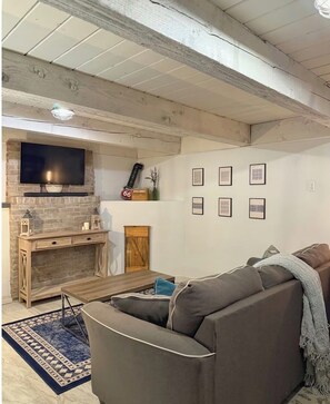 Living area - Woods n’ wetlands (New Boston)