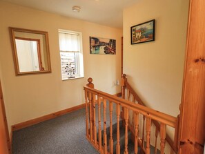 A staircase with wooden railings and a carpeted floor. - Mellbeck Retreat (Kirkby Stephen)
