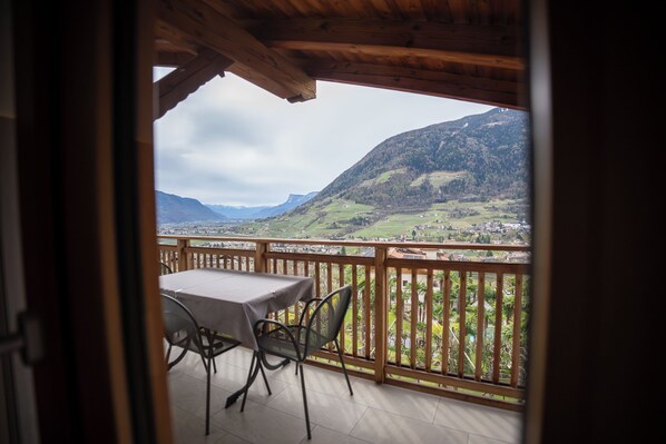 Outdoor dining - One-bedroom apartment with a magnificent view of the mountains (Algund)