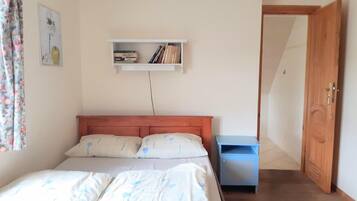 House | 6 bedrooms, individually furnished, iron/ironing board, bed sheets