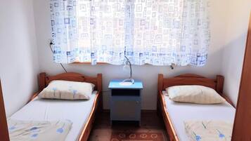 House | 6 bedrooms, iron/ironing board, individually furnished, bed sheets