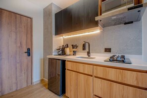 Apartment | Private kitchen | Mini-fridge, microwave, blender, cookware/dishes/utensils - Edificio Constantino Living Cali (Cali)