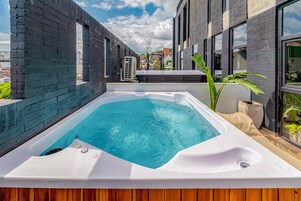 Bañera de hidromasaje al aire libre