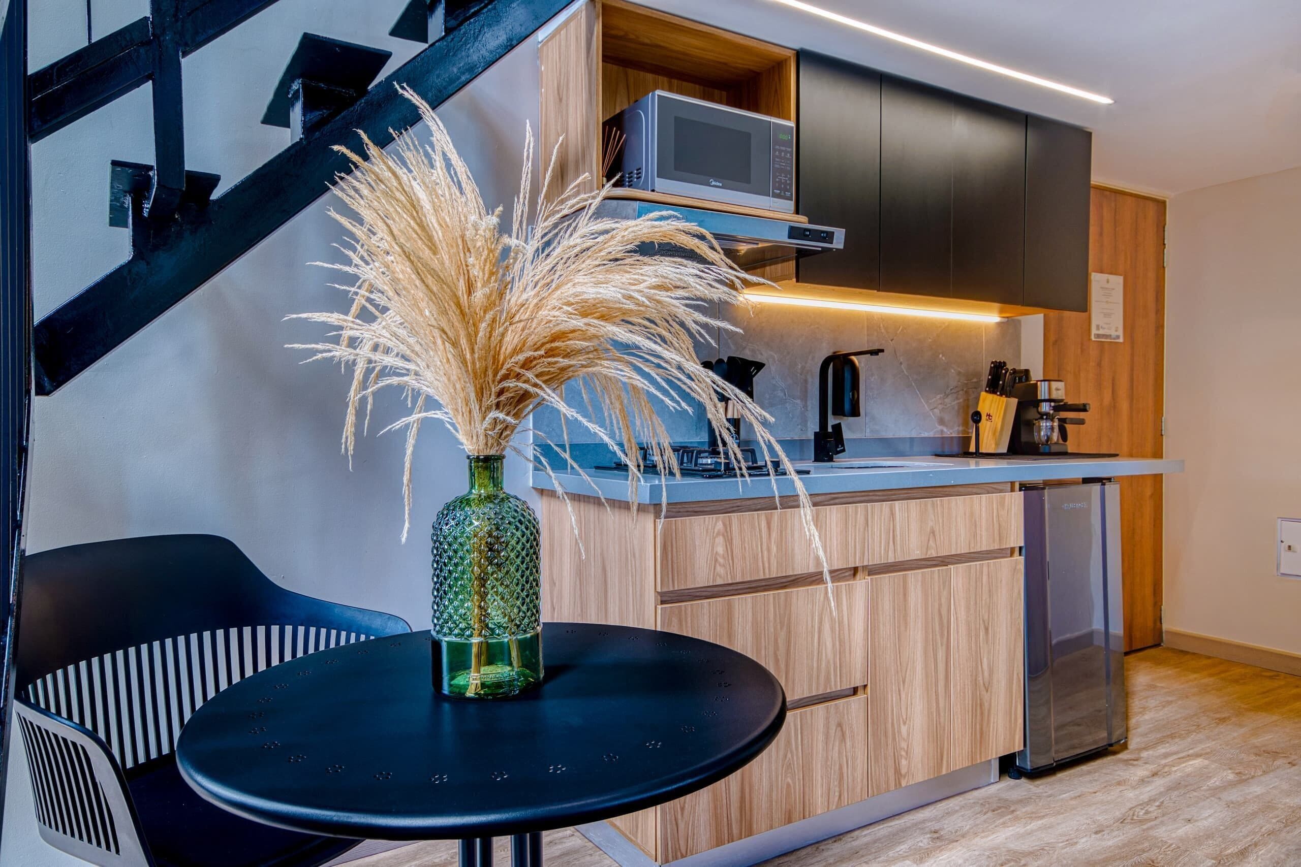 Departamento | Cocina privada | Frigobar, microondas, licuadora y utensilios de cocina 