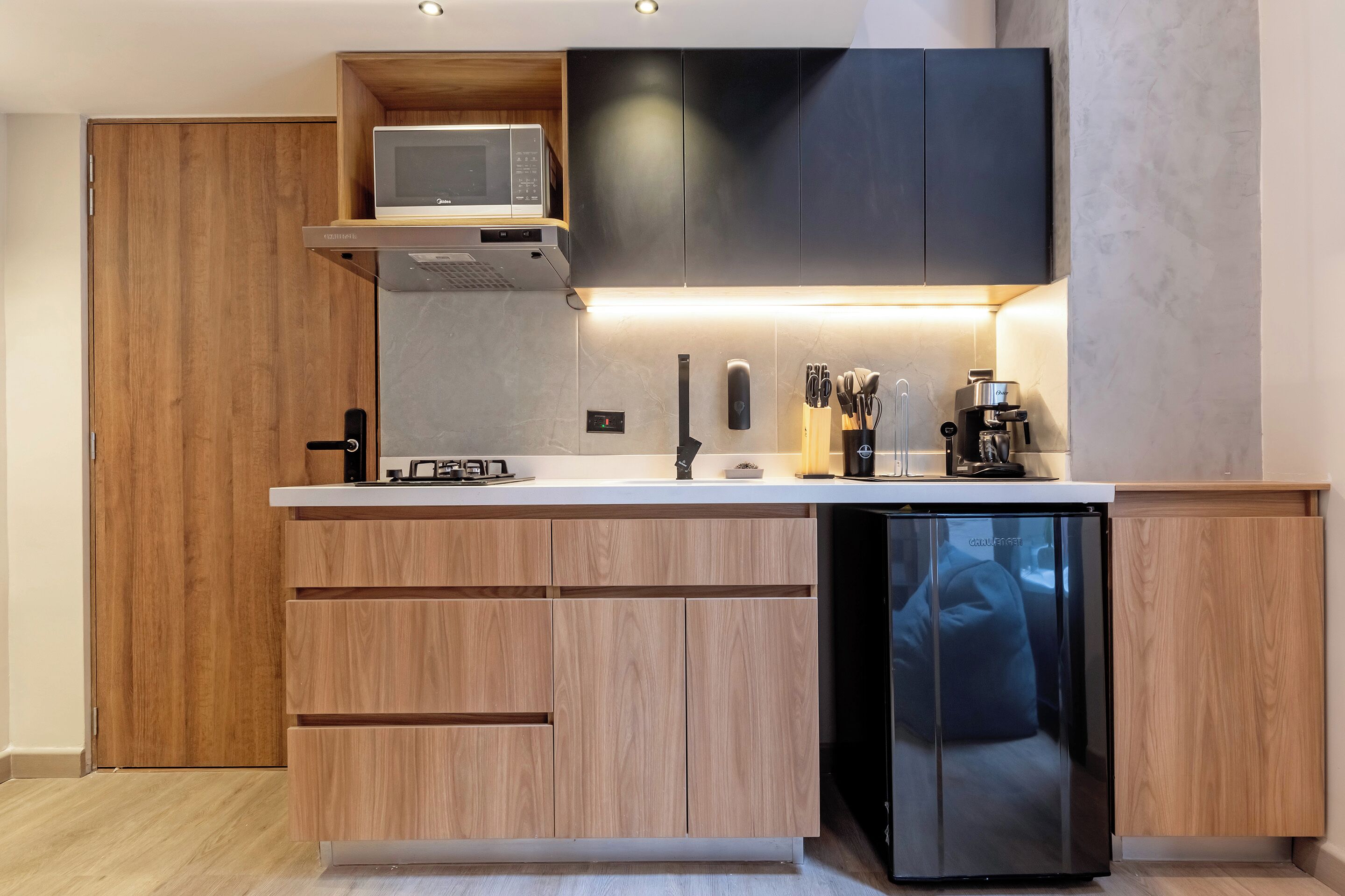 Luxury Duplex | Private kitchen | Mini-fridge, microwave, blender, cookware/dishes/utensils