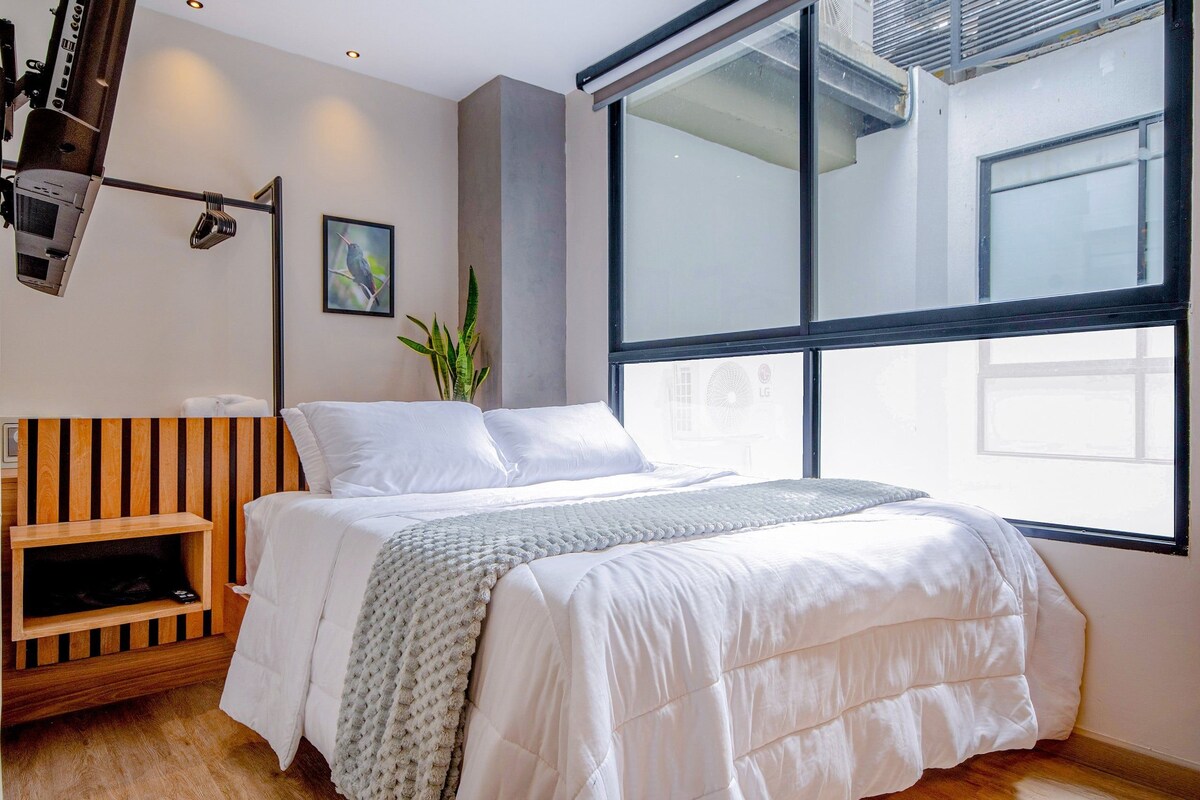 Apartamento | Edredones de plumas, caja fuerte, escritorio y cortinas opacas