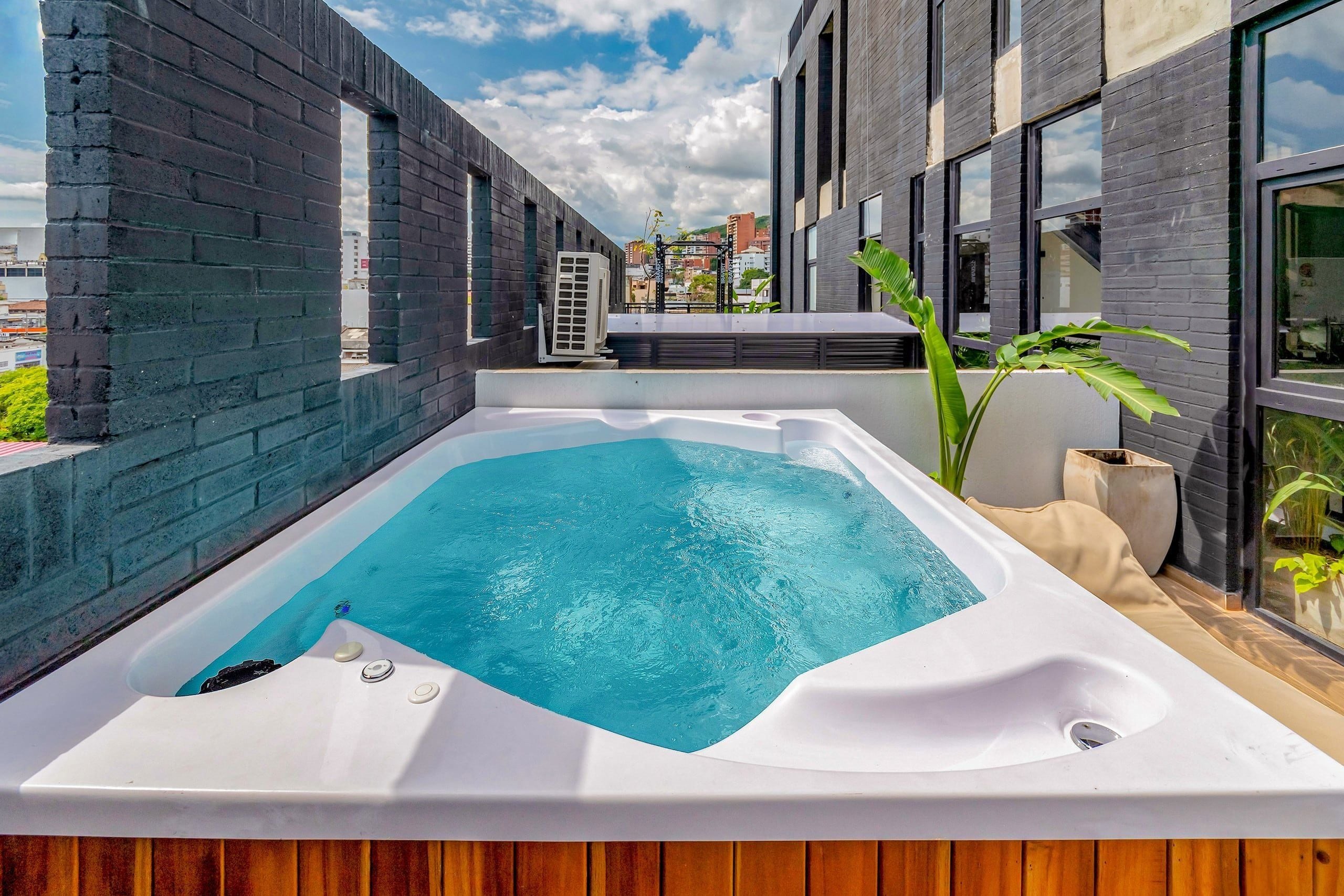 Apartment | Outdoor spa tub