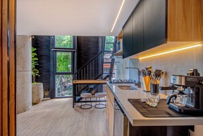 Junior Duplex | Private kitchen | Mini-fridge, microwave, blender, cookware/dishes/utensils - Edificio Constantino Living Cali (Cali)