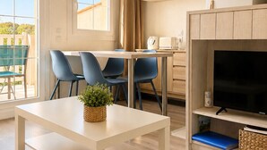 A modern kitchen with a dining area, a TV, and a large window. - Vacation apartment in Bourgenay for 4 people (Talmont-Saint-Hilaire)