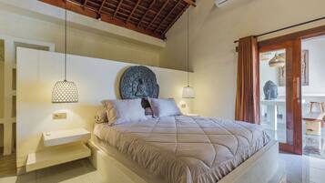 Vila, 4 kamar tidur, kolam renang pribadi, pemandangan kolam renang | Brankas, meja kerja, ruang kerja ramah laptop, dan tirai kedap cahaya