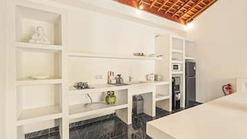 Vila, 3 quartos, piscina particular, vista para a piscina | Cozinha privada | Geladeira, micro-ondas, cooktop, cafeteira/chaleira