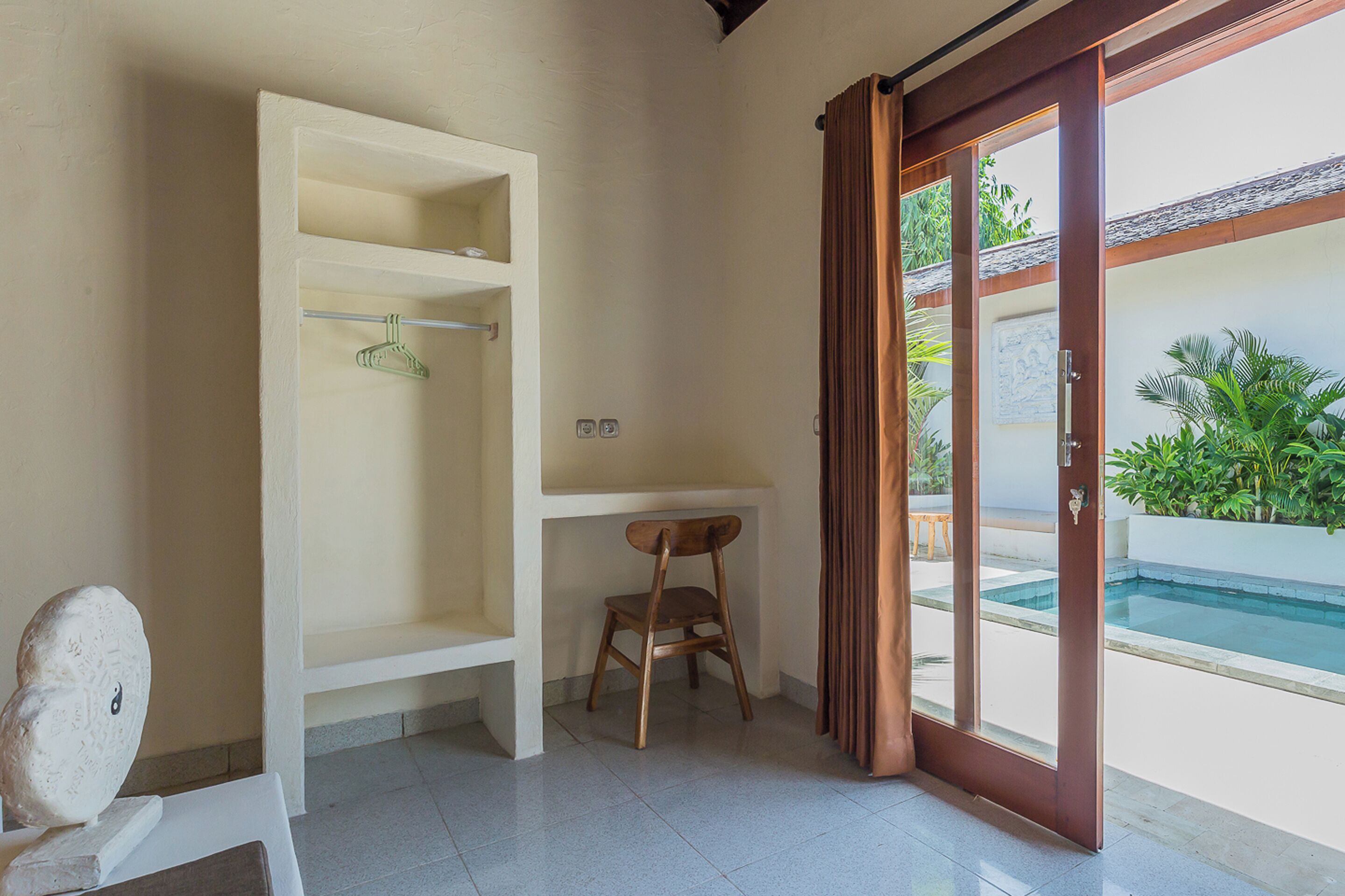 Vila, 4 quartos, piscina particular, vista para a piscina | Cofres nos quartos, escrivaninha, espaço de trabalho para notebook