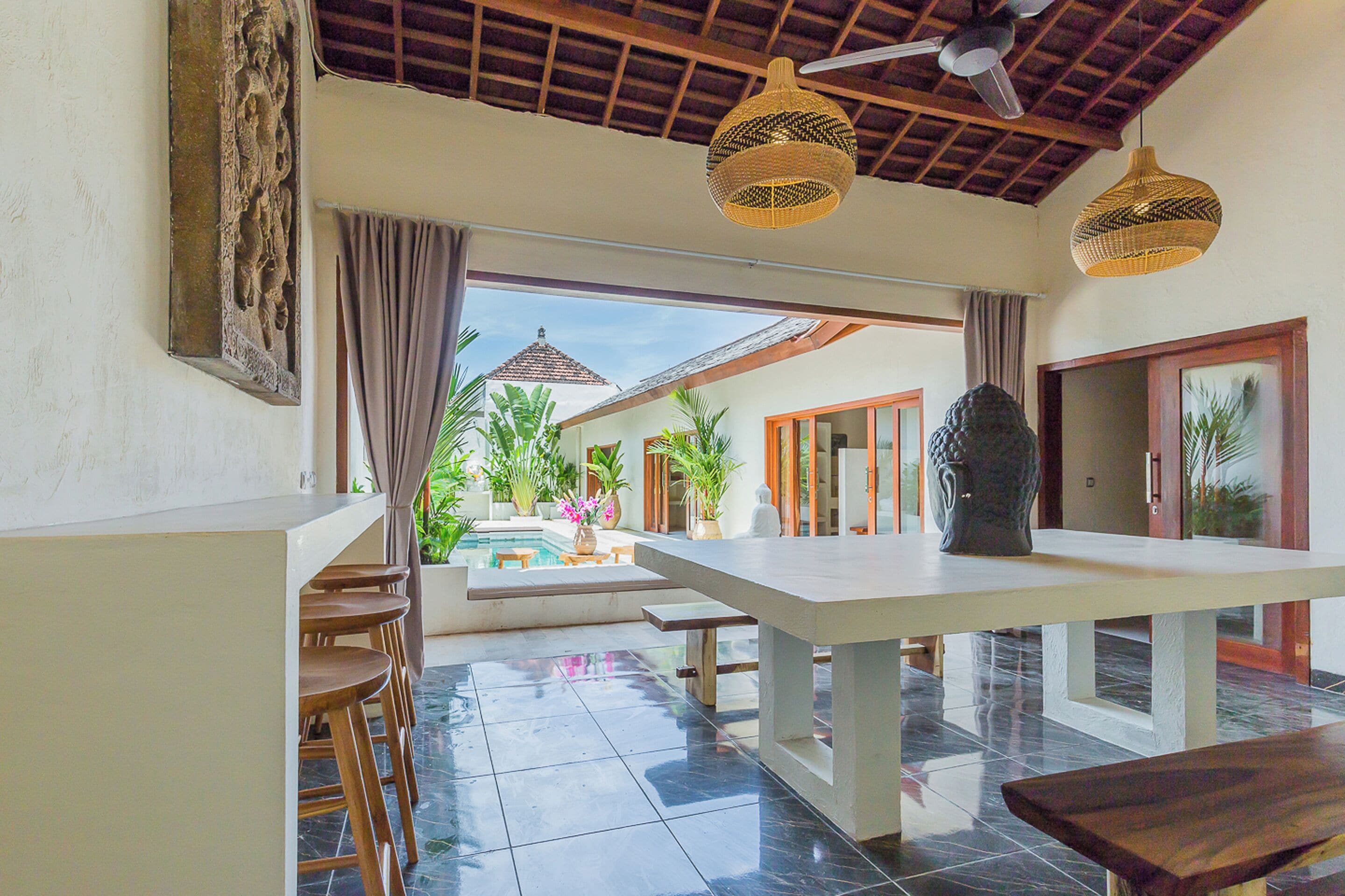 Vila, 4 quartos, piscina particular, vista para a piscina | Opções para refeição no quarto