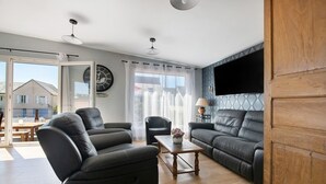 Una sala de estar con sofá, sillón y una mesa de centro.