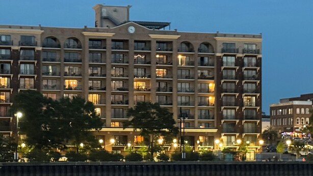 Ein mehrstöckiges Hotel mit einer symmetrischen Fassade, gleichmäßig verteilten Fenstern und einem zentralen Eingang.