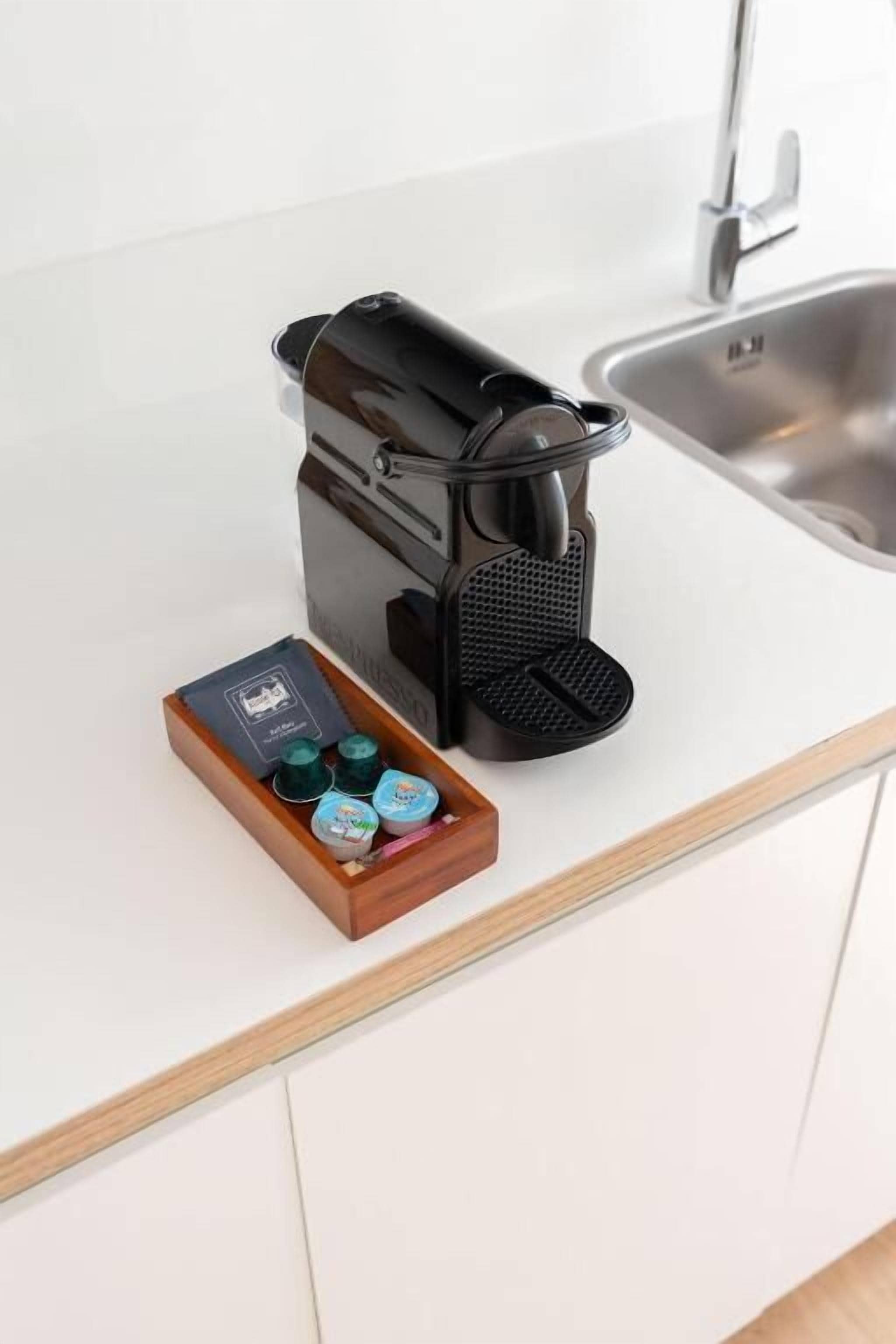 Kopi dan/atau alat penyeduh kopi