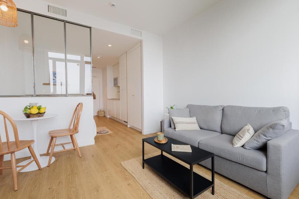 Departamento, balcón, vista a la montaña | Área de sala de estar