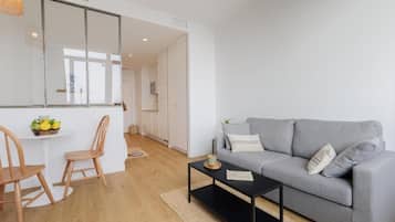 Departamento, balcón, vista a la montaña | Área de sala de estar
