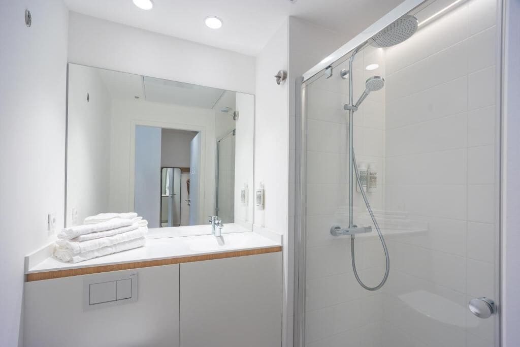 Departamento, balcón, vista a la montaña | Baño | Regadera, secadora de cabello, toallas 