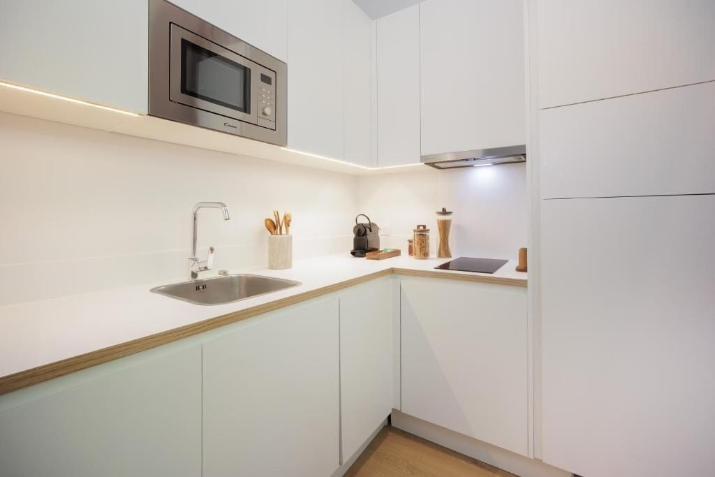 Appartement, uitzicht op tuin | Privékeuken | Een koelkast, een magnetron, een kookplaat, een vaatwasser