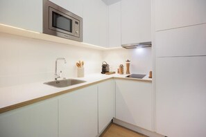 Refrigerador, microondas, placa de cocina, lavavajillas