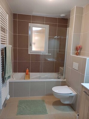 Bathroom - Vrbo Property (Meyrals)