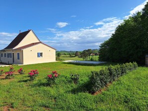 Exterior - Modern and spacious dream accommodation with pool in the heart of the Dordogne! (Meyrals)