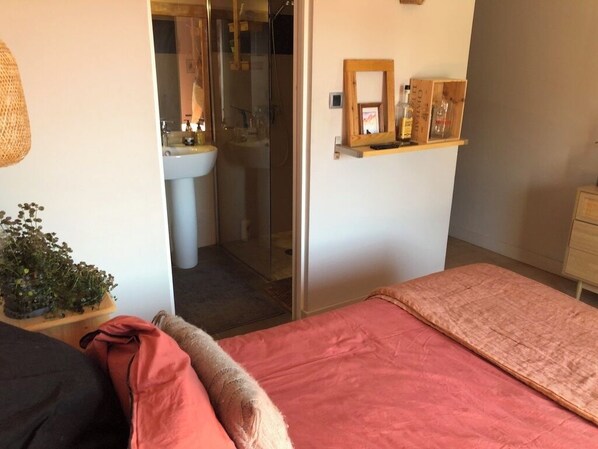 WiFi, bed sheets - Bedroom and bathroom. Breakfast and private pool area included. (Ginasservis)