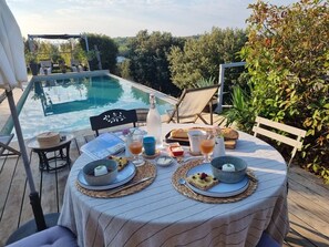 Outdoor dining - Bedroom and bathroom. Breakfast and private pool area included. (Ginasservis)