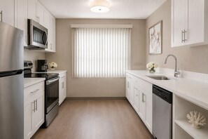 Classic Room | Private kitchen | Fridge, microwave, oven, stovetop - The Queen City Hideaway (Toronto)